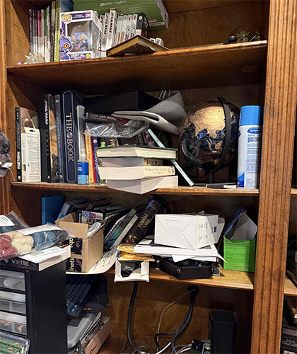 Picture of a terrifying messy bookshelf